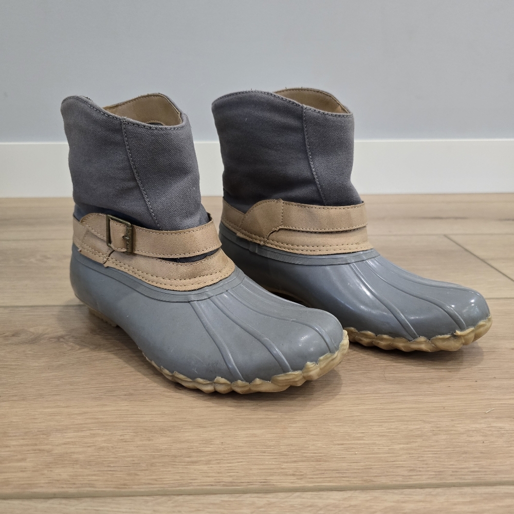 chooka Rain boots women's 8  Grey Gray Tan Mud Barn Shoes Waterproof Soles